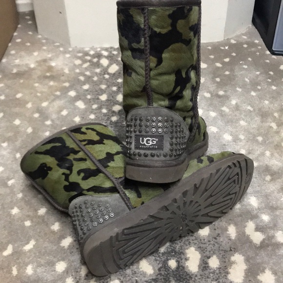 UGG Shoes - [UGG] Rowland Green Camo + Gray Heel & Sole • Sz9